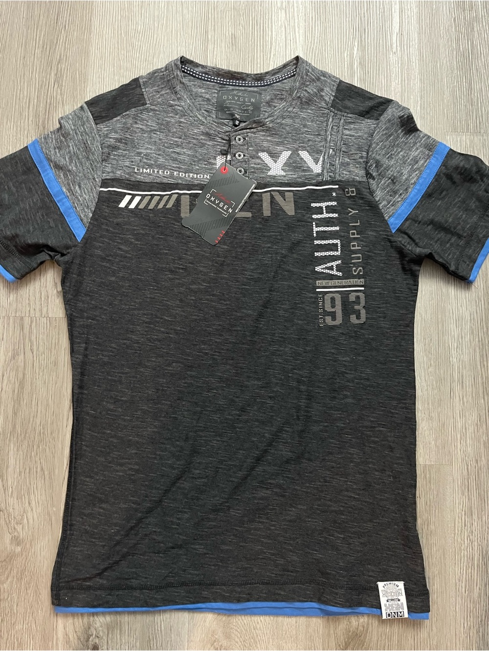 422–NWT Men's Black/Grey Heather Graphic Henley Tee with Blue Trim